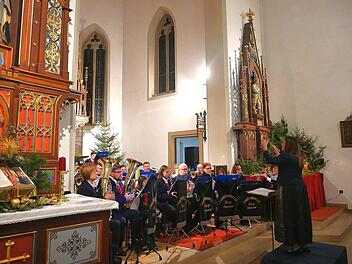 Umsichtig dirigierte Birgit Döhler die Blaskapelle Burghausen/Reichenbach, die in der Kirche von Burghausen ein stimmungsvolles weihnachtliches Konzert gestaltete. Heike Beudert