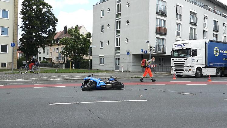 SUV und Motorrad miteinander kollidiert