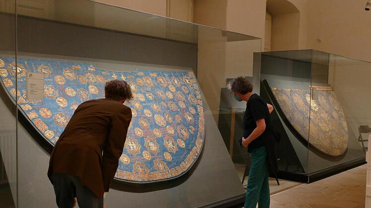 Die textilen Kostbarkeiten im Steinsaal des Diözesanmuseums sind weltweit einzigartige historische Zeugnisse. Foto: Marion Krüger-Hundrup