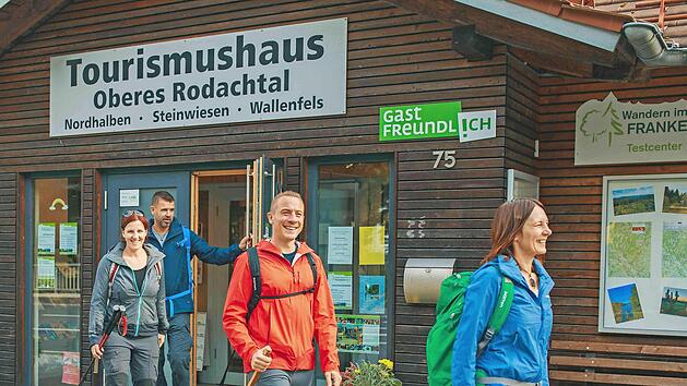 Wanderer beim Start am Tourismushaus Oberes Rodachtal