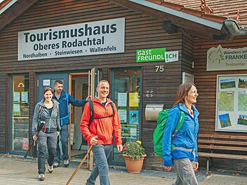 Wanderer beim Start am Tourismushaus Oberes Rodachtal