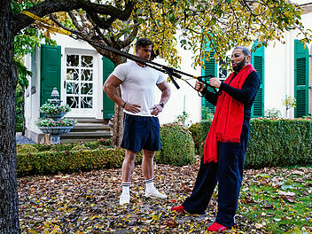 Harald Glööckler hat sich gut vorbereitet: Hier trainiert er in seinem Garten im heimischen Kirchheim an der Weinstraße.