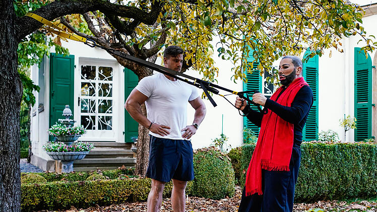 Harald Glööckler hat sich gut vorbereitet: Hier trainiert er in seinem Garten im heimischen Kirchheim an der Weinstraße.