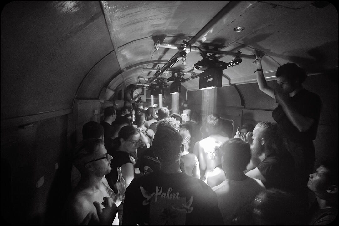 Hard Techno und Trance in drei verschiedenen Party-Waggons!