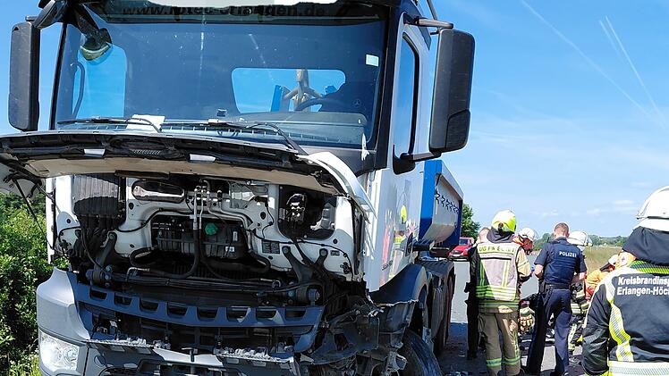 Heßdorf: Lkw stößt frontal mit Auto zusammen - Person eingeklemmt