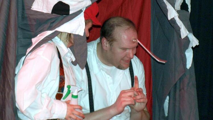 Der Esel Pinocchio (Karolin Trübenbach) wird ins Meer geworfen, wo ihn ein Wal verschluckt. Die treue Grille (Alexander Voss) ist an seiner Seite.
