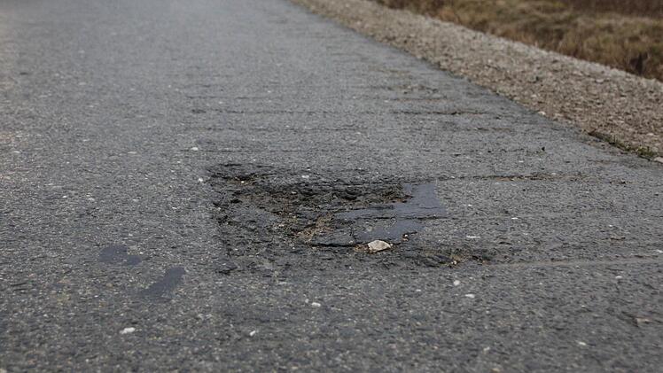 Die Kettenfahrzeuge haben Spuren hinterlassen. Foto: Josef Hofbuaer