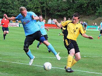 Der Marloffsteiner Torsten Keil (links) kommt angeflogen, um vor Florian Laus (Hüttenbach) am Ball zu sein.  Fotos: Johannes Höllein