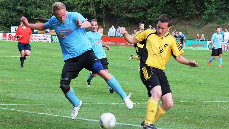 Der Marloffsteiner Torsten Keil (links) kommt angeflogen, um vor Florian Laus (Hüttenbach) am Ball zu sein.  Fotos: Johannes Höllein
