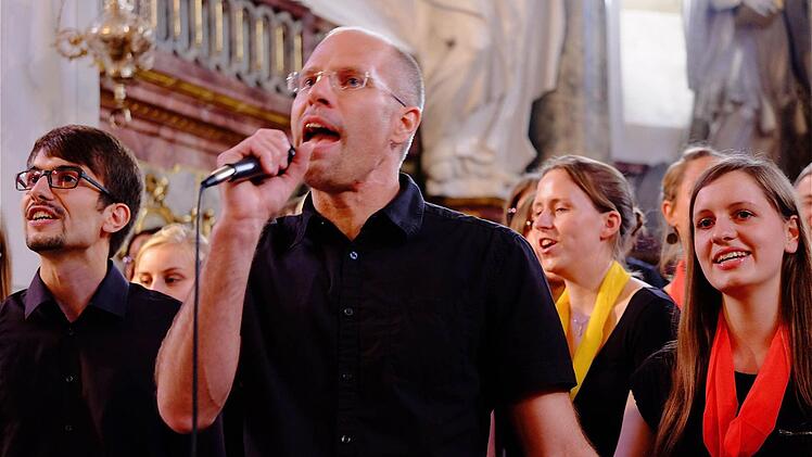 Der Chor "New Future" beim Benefizkonzert in der sulzthaler Kirche. Foto: Gerd Schaarsulzthaler