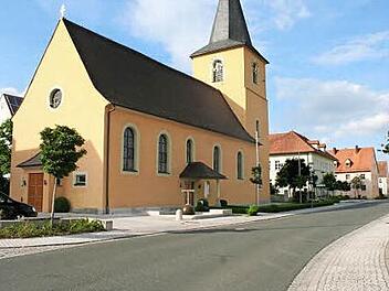 Der neu gestaltete zentrale Platz vor der Sambacher Kirche  Foto: Evi Seeger