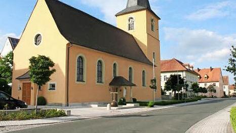 Der neu gestaltete zentrale Platz vor der Sambacher Kirche  Foto: Evi Seeger