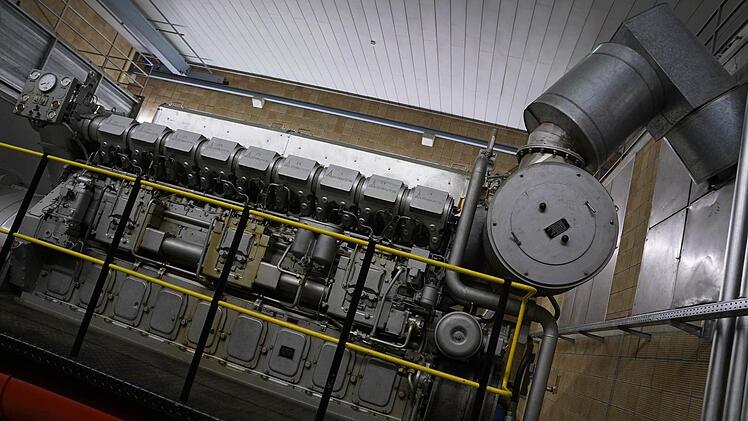 Dieser Diesel-Motor sorgt dafür, dass auch im Falle eines Stromausfalls weitergearbeitet werden kann. Foto: Sarah Dann