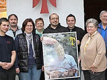 SPD-Kreisvorsitzender Carsten Höllein (Vierter von rechts) überreichte für das Falken-Heim ein Porträtfoto von Willy Brandt.  Foto: privat