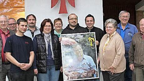 SPD-Kreisvorsitzender Carsten Höllein (Vierter von rechts) überreichte für das Falken-Heim ein Porträtfoto von Willy Brandt.  Foto: privat