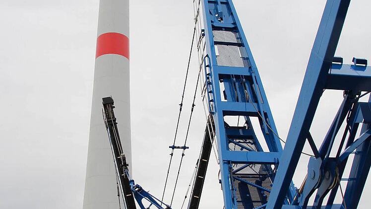 Nachdem alle Betonteile an ihrem Platz sitzen, wurde der Spezialkran abgebaut und rollt zur nächsten Anlage. Foto: Andreas Dorsch