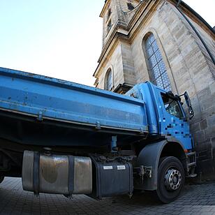 Unfall in Michelau: Lkw prallt gegen Kirchenmauer