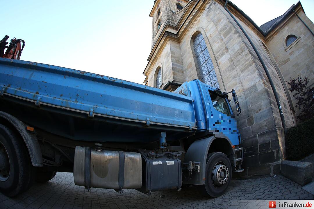 Unfall in Michelau: Lkw prallt gegen Kirchenmauer