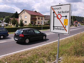 Noch geht ein roter Strich durch dieses Schild, aber der wird am Donnerstag, 4. August, entfernt. Dann wird die Kreisstraße KG 16 vom Kreisel Aschach in Richtung Bad Bocklet (bis zur Saalebrücke) saniert. Während der Bauphase ist Bad Bocklet nur über Großenbrach erreichbar. Die Umleitung ist ausgeschildert. Foto: Paul Ziegler