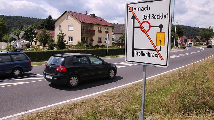 Noch geht ein roter Strich durch dieses Schild, aber der wird am Donnerstag, 4. August, entfernt. Dann wird die Kreisstraße KG 16 vom Kreisel Aschach in Richtung Bad Bocklet (bis zur Saalebrücke) saniert. Während der Bauphase ist Bad Bocklet nur über Großenbrach erreichbar. Die Umleitung ist ausgeschildert. Foto: Paul Ziegler