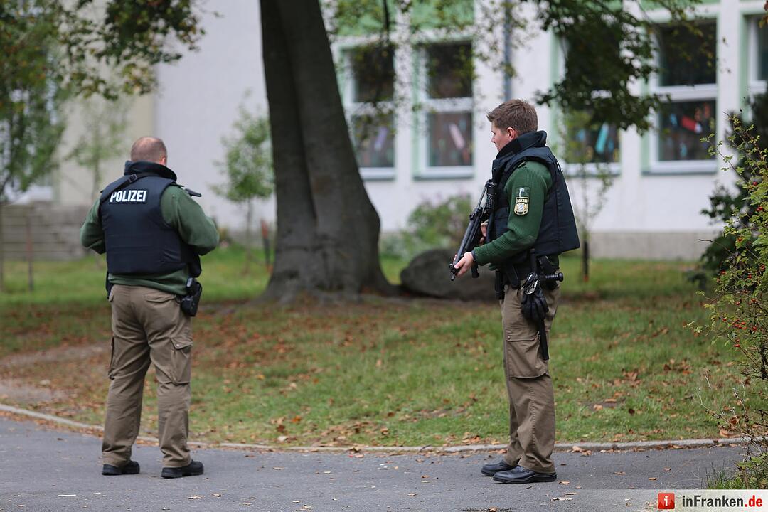 15-Jaehriger Schüler drohte Gewaltverbrechen an - Grosseinsatz der Polizei in Selb - Schule stundenlang abgeriegelt