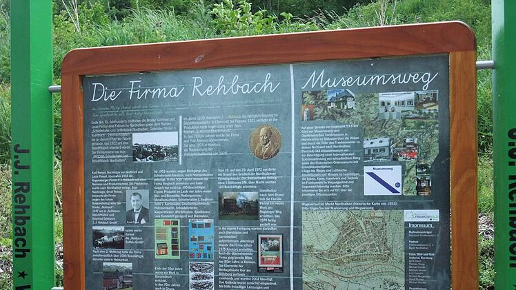 Die Tafel, die die Gedenkstätte als Teil des Museumswegs im Frankenwald ausweist, wurde vom Naturpark Frankenwald mit staatlicher Förderung projektiert und in Zusammenarbeit mit dem örtlichen Frankenwaldverein und der Marktgemeinde realisiert. Foto: Norbert Neugebauer
