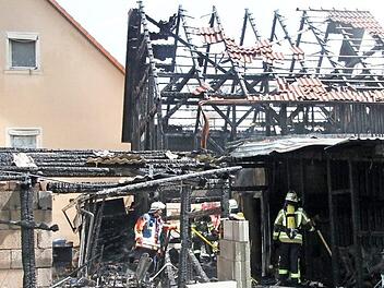 Am 8. Juni verwandelte ein Großbrand in Hutschdorf dieses Gebäude in eine Ruine, Die Staatsanwaltschaft geht davon aus, dass das Feuer absichtlich gelegt wurde.  Foto: Andreas Schmitt