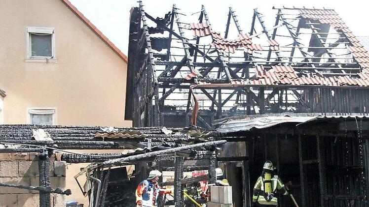 Am 8. Juni verwandelte ein Großbrand in Hutschdorf dieses Gebäude in eine Ruine, Die Staatsanwaltschaft geht davon aus, dass das Feuer absichtlich gelegt wurde.  Foto: Andreas Schmitt