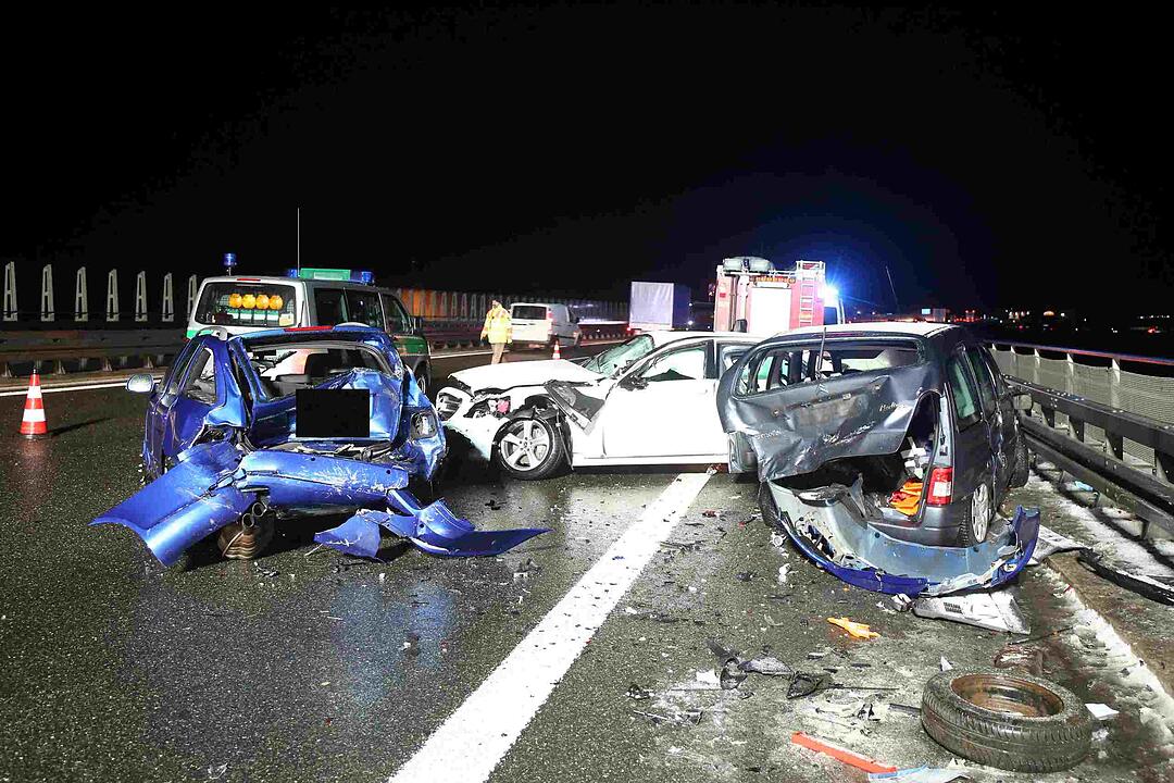 Tödlicher Unfall auf A9: Autos krachen  in Unfallstelle – Mann von Brücke geschleudert