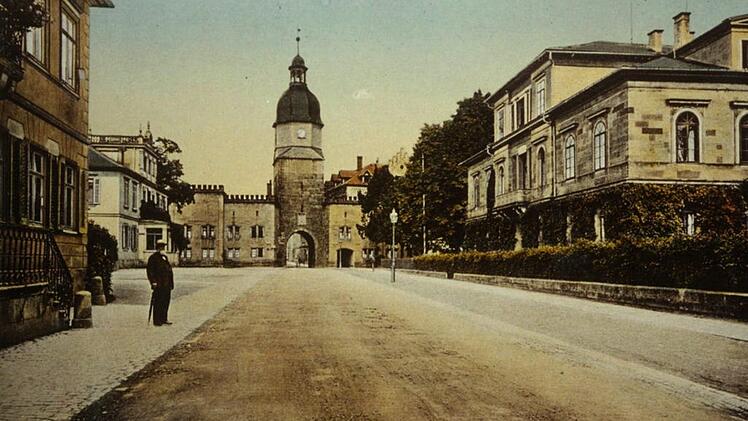 Blick die Ketschendorfer Straße entlang zum Ketschentor aus dem Jahr 1910. Rechts das Herzogliche Ministerialgebäude, das im April 1945 zerstört wurde. Foto: Wohnbau Stadt Coburg