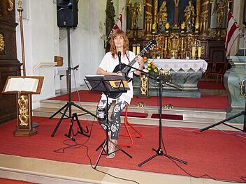 Eva-Maria Klöhr sang und spielte in der Klosterkirche am Kreuzberg von ihrem Vertrauen in Gott und seine Liebe zu den Menschen.  Marion Eckert