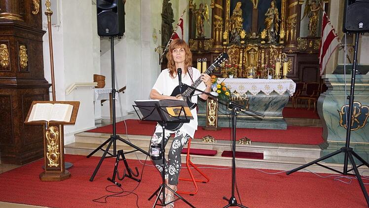 Eva-Maria Klöhr sang und spielte in der Klosterkirche am Kreuzberg von ihrem Vertrauen in Gott und seine Liebe zu den Menschen.  Marion Eckert