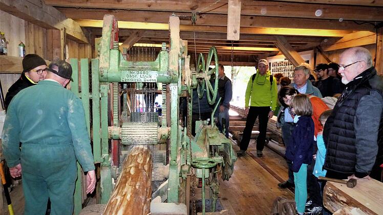 Holzsägen mit Wasserkraft: In der Schneidmühle im Steinachtal wurde gezeigt, wie das geht.