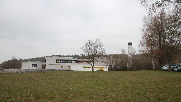 Kein einziger Baum steht auf der großen Rasenfläche zwischen Hallenbad und Herzog-Otto-Schule (im Bildhintergrund), was Bernhard Christoph moniert.Matthias Einwag