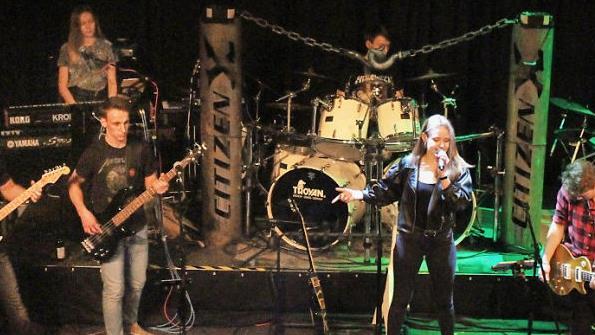 Die Band On.Stage machte am Samstagabend den Auftakt. Foto: Yannick Hupfer