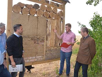 Niklas Sebald erklärt an dem von ihm selbst errichteten Insektenhotel, was er mit seiner Semesterarbeit erreichen wollte.Rainer Lutz