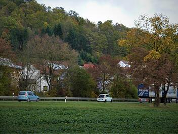 Seit 49 Jahren kämpft die Marktgemeinde Wirsberg für Lärmschutzmaßnahmen für die Bewohner an der B 303. Bislang wurden nur marginale Verbesserung vorgenommen. Jetzt soll es mit den Vertretern des Staatlichen Bauamtes Bayreuth und den betroffenen Anliegern zu einem gemeinsamen Gespräch im Rathaus kommen. Werner Reißaus