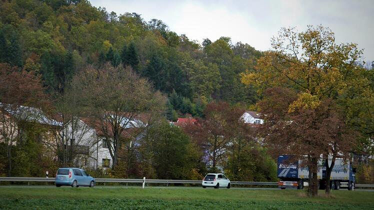 Seit 49 Jahren kämpft die Marktgemeinde Wirsberg für Lärmschutzmaßnahmen für die Bewohner an der B 303. Bislang wurden nur marginale Verbesserung vorgenommen. Jetzt soll es mit den Vertretern des Staatlichen Bauamtes Bayreuth und den betroffenen Anliegern zu einem gemeinsamen Gespräch im Rathaus kommen. Werner Reißaus