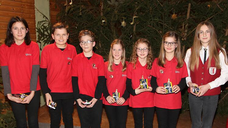 Die D1-Prüfung des Nordbayerischen Musikbundes haben diese sieben Buben und  Mädchen geschafft wurden dafür beim Weihnachtskonzert in Rannungen  ausgezeichnet. Foto: Dieter Britz