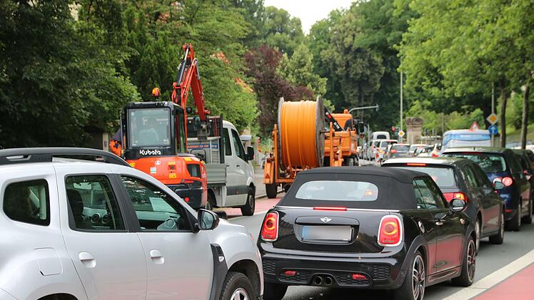 Stau in den Mittagsstunden: In der Wilhelm-Meußdoerffer-Straße (Bild) und in der Pestalozzistraße ging gestern zeitweise nichts mehr.