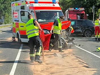 Unfall an A73 bei Erlangen: Rettungswagen verungl&uuml;ckt - Autos sto&szlig;en frontal zusammen