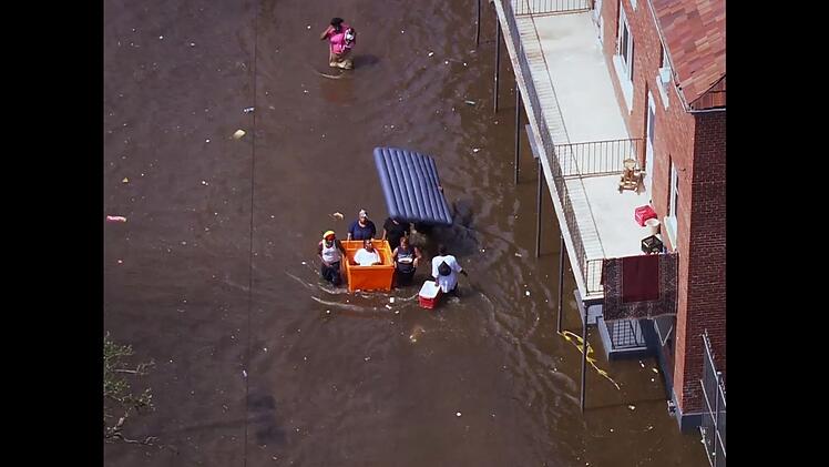 Der Wasserpegel stieg in Teilen von New Orleans nach dem Bruch der Dämme auf fast acht Meter. Die Menschen kämpften ums Überleben.