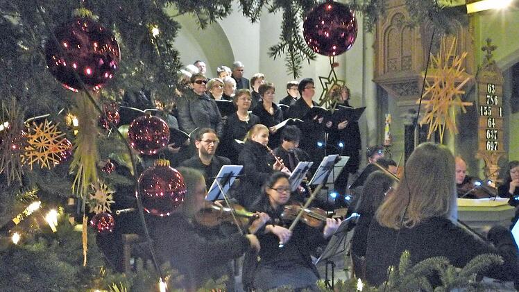 Ein auf Barockmusik spezialisiertes Orchester konzertierte in der Forchheimer Johanniskirche zusammen mit der "Großen Kantorei St. Johannis Forchheim" und Solisten.  Foto: Elisabeth Görner