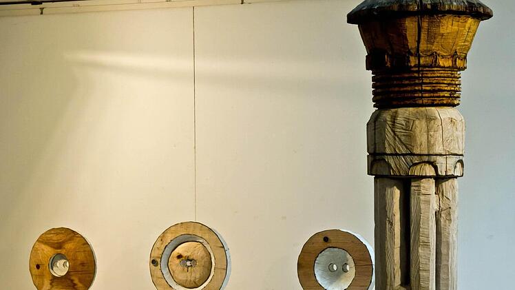 Gerhard Nerowski: Energiesparlampe (eiche gefasst, im Vordergrund)Foto: Jochen Berger