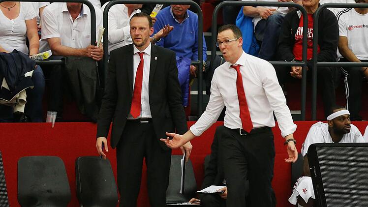 Steht Trainer Chris Fleming (r.) mit seinem Assistenten Arne Woltmann auch in der neuen Saison noch an der Seitenlinie? Foto: Daniel Löb