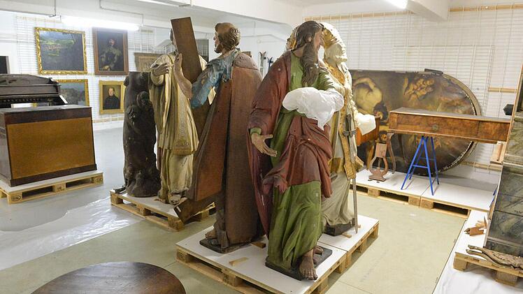 Diese Figuren wurden vom Holzwurm befreit. Foto: Ronald Rinklef