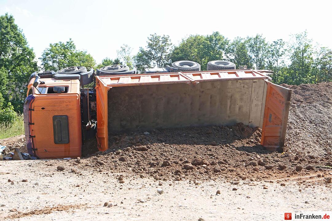 Lkw stuerzt bei Abladevorgang auf die Seite