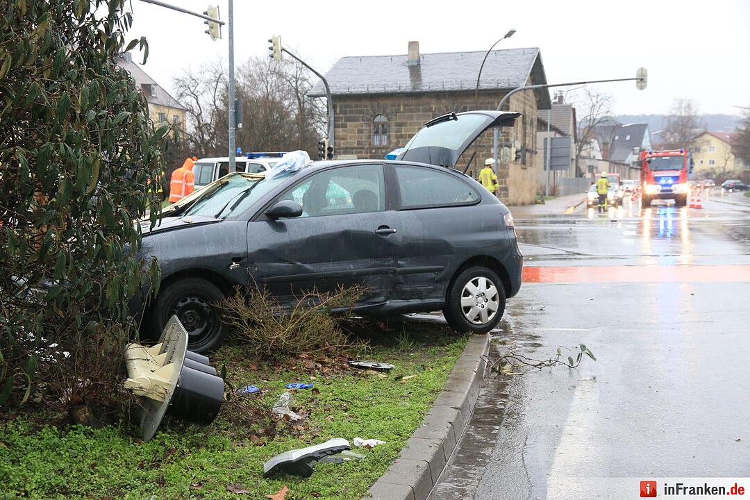 Auto fährt in Forchheim in Menschengruppe