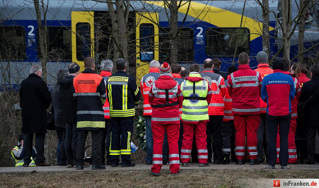 Polizisten und Helfer stehen am 10.02.2016 in Bad Aibling (Bayern) an der Unglücksstelle des Zugunglücks, bei dem am 09.02.2016 zehn Menschen ums Leben gekommen sind. Foto: Sven Hoppe/dpa