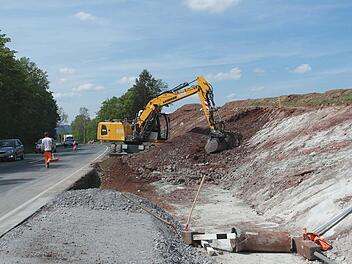 Die Baustelle bei Forstlahm-Nord in Fahrtrichtung Kulmbach. Dort führt die Firma Strabag derzeit umfangreiche Erdbewegungen durch, um Platz für die Linksabbiegespur zum neuen Baugebiet der Stadt zu schaffen. Die Autofahrer müssen täglich mit Behinderungen rechnen. Fotos: Peter Müller